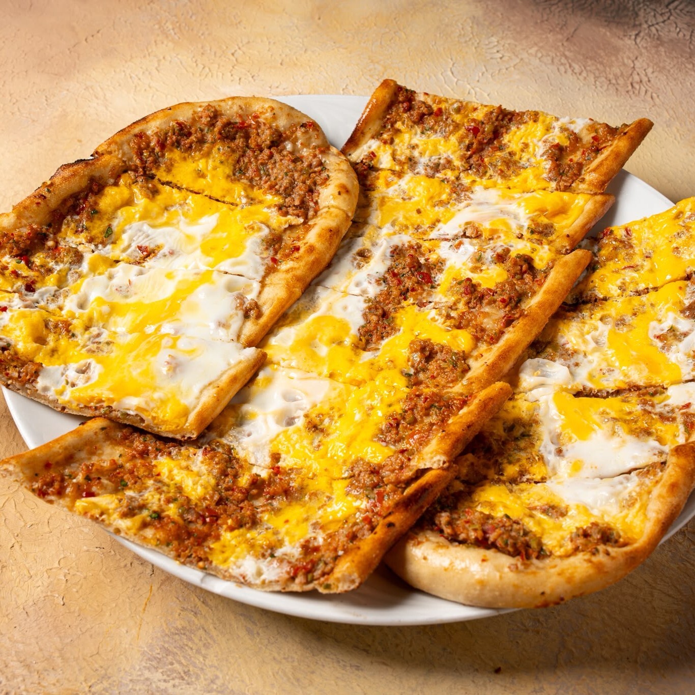 Kıymalı Yumurtalı Pide