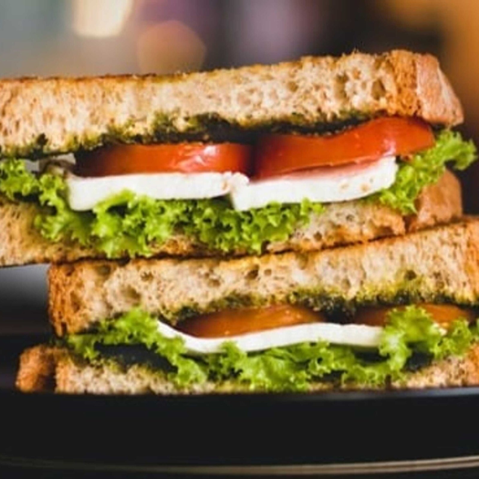Pesto soslu sandviç