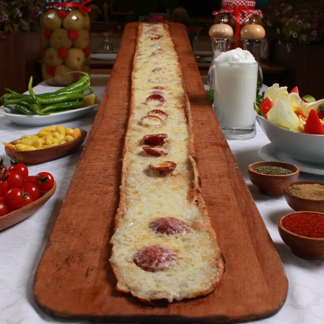 Sucuklu Kaşarlı Pide