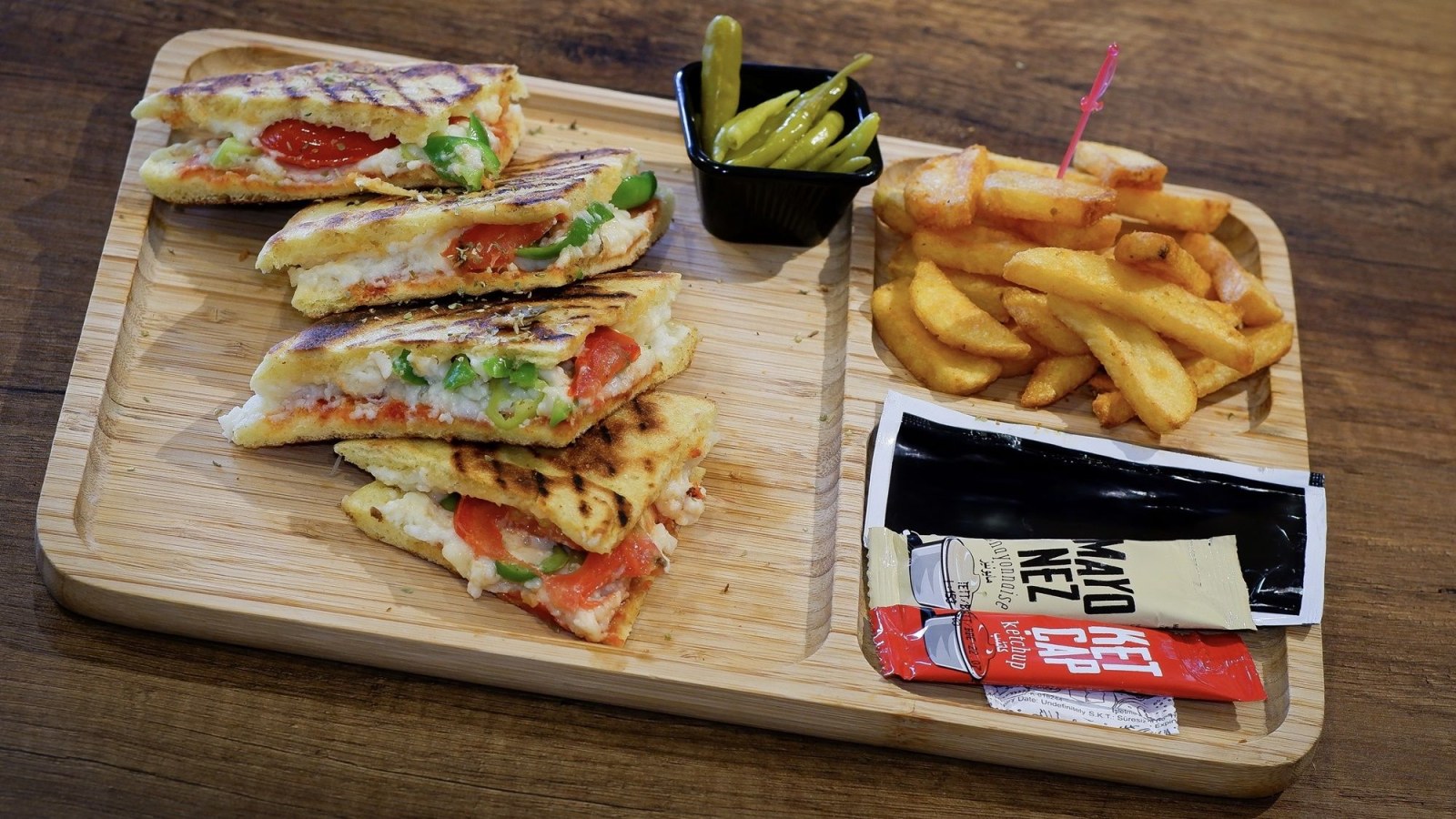 Tulum Peynirli Bazlama Tost