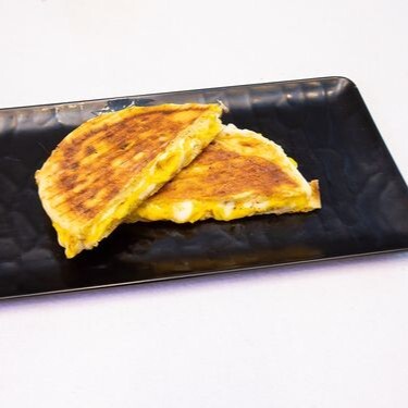 Üç Peynirli Bazlama Tost