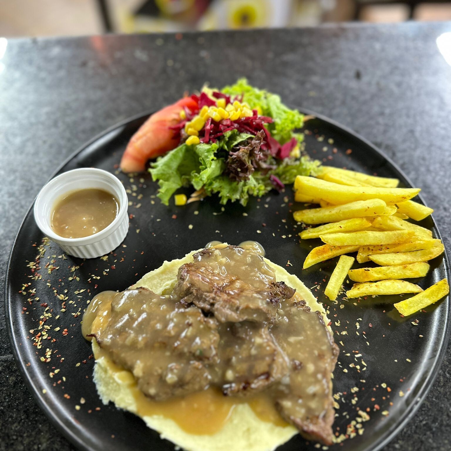 Gravy Soslu Bonfile Menü ( patates cipsi + makarna + salata + turşu )