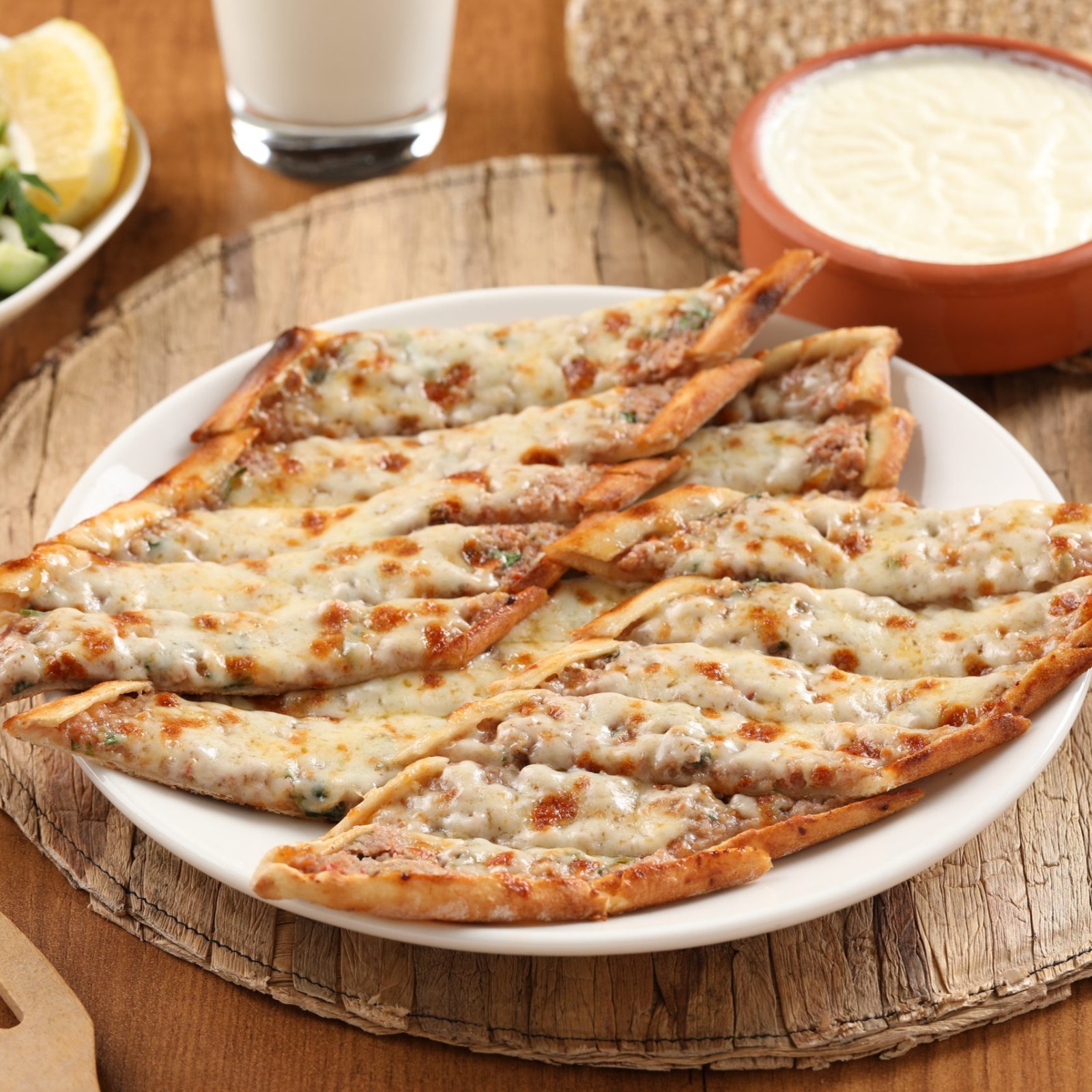 Kıymalı Kaşarlı Pide