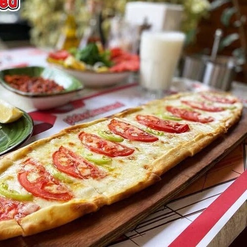 Kaşarlı Domatesli Biberli Pide