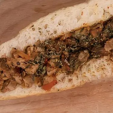 Çeyrek Ekmek Arası Domatesli Kokoreç