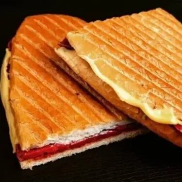 Sucuklu Kaşarlı Tost