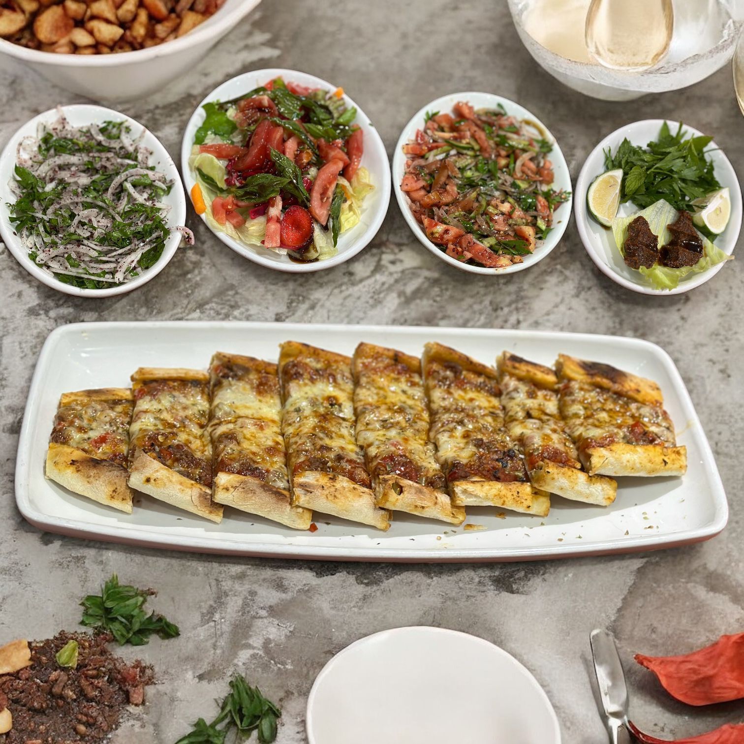 Kuşbaşılı kaşarlı Pide