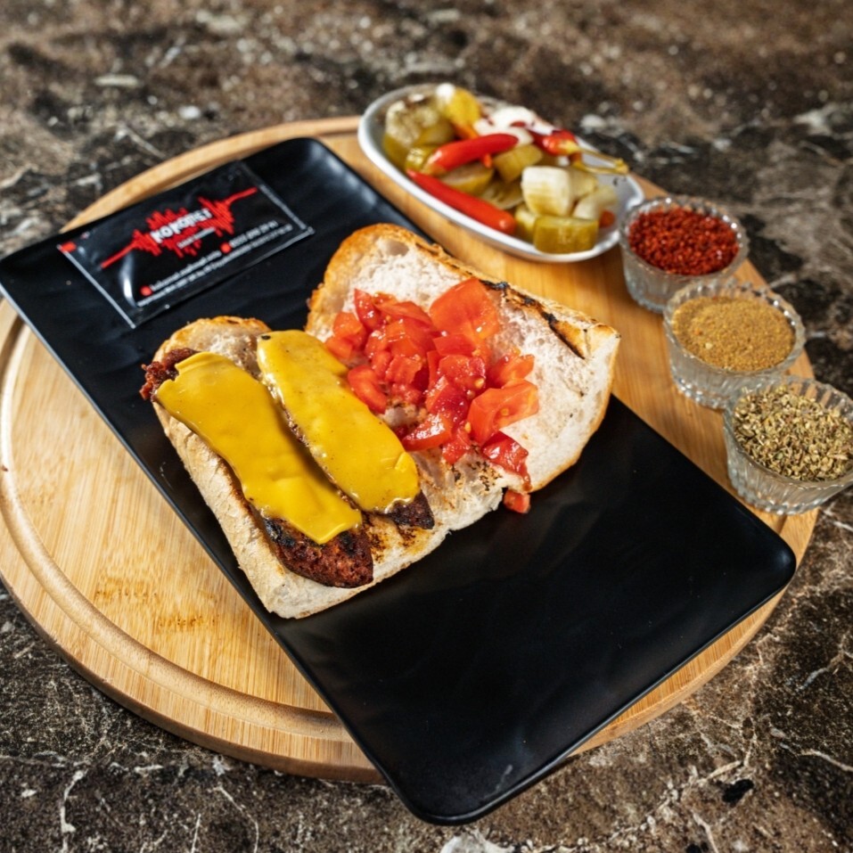 Çeyrek Ekmek Cheddarlı Sucuk