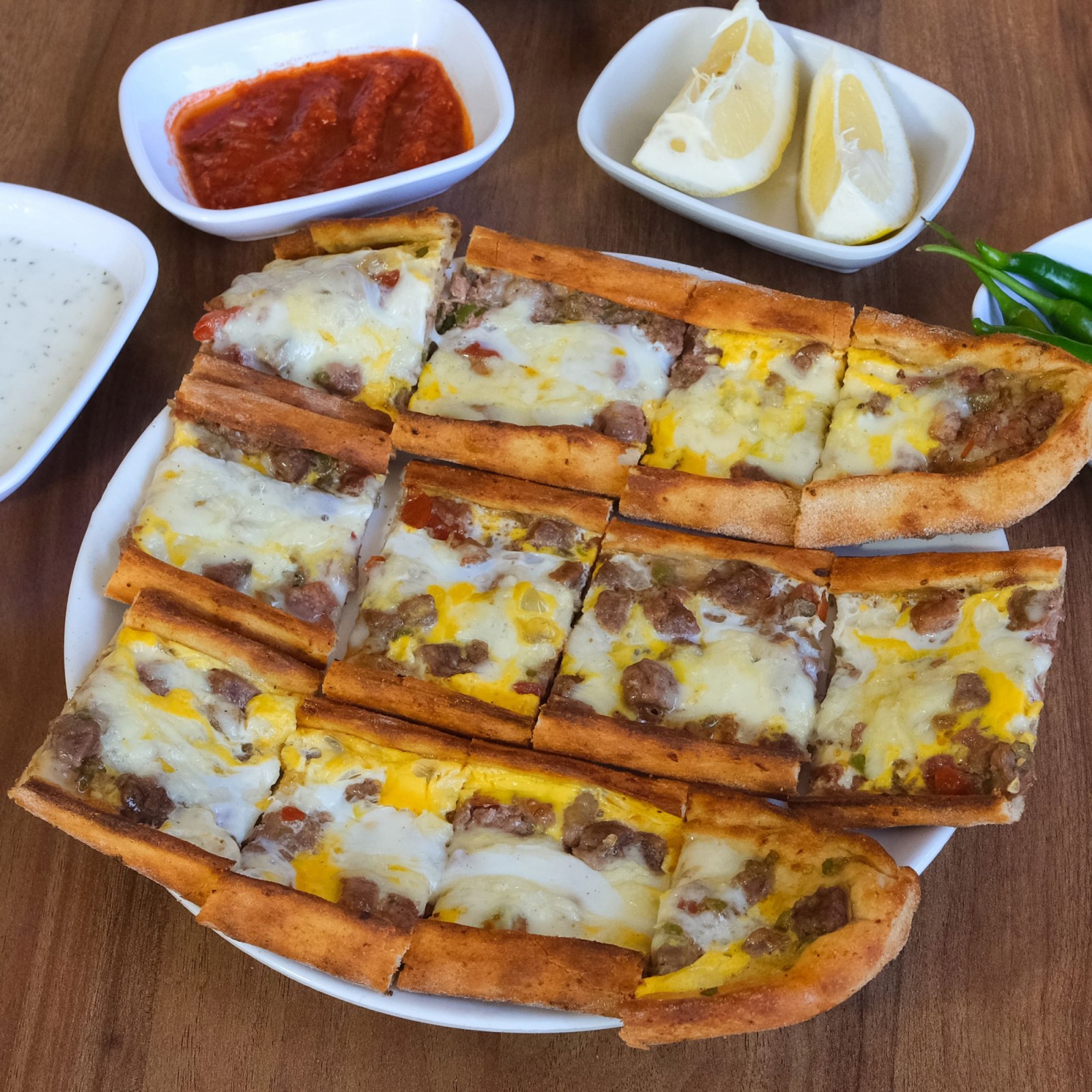 Kuşbaşılı Kaşarlı Yumurtalı Pide
