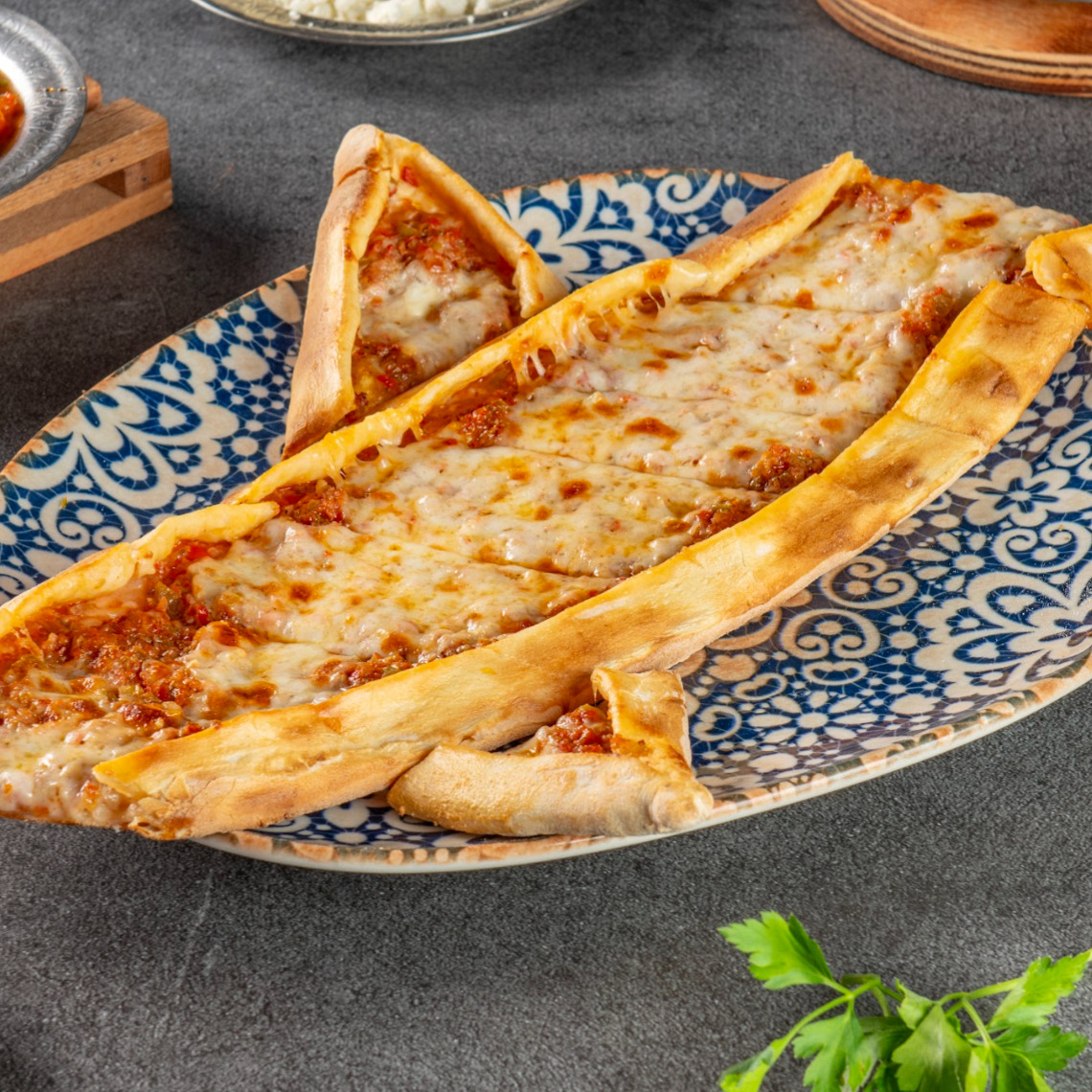 Kıymalı Kaşarlı Pide