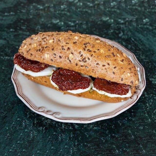 Kuru Domatesli Mozzarellalı Sandviç