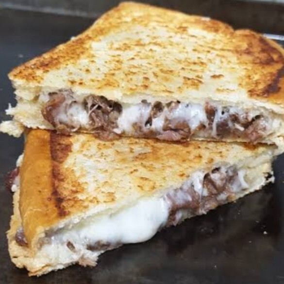 Özel Yarım Ekmek Kaşarlı Sucuklu Tost