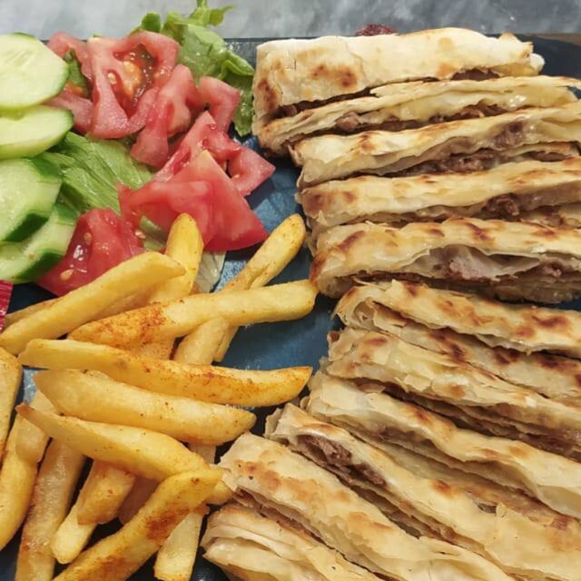 Kıymalı Kaşarlı Gözleme + Patates Kızartması +Ayran +tatlı