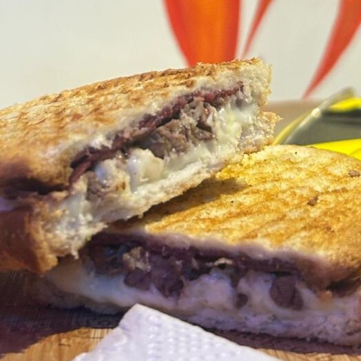 Kavurmalı Kaşarlı Tost