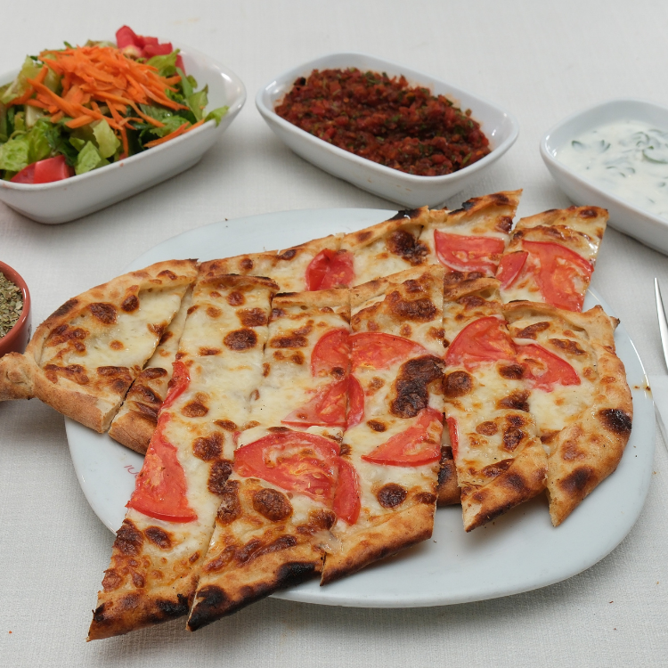 Kaşarlı Domatesli Pide