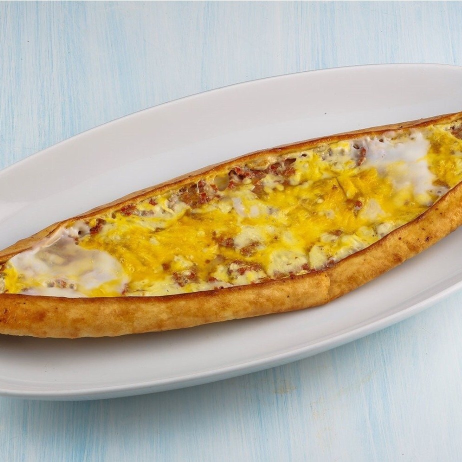 Kuşbaşılı Kaşarlı Yumurtalı Pide