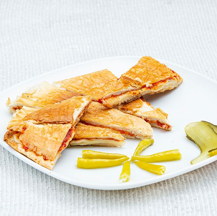 Yarım susamlı tost ekmeğinde kaşarlı tost