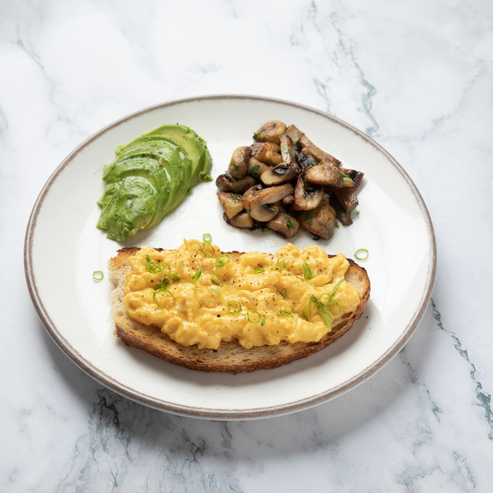 Avokadolu & Mantarlı Scrambled Eggs