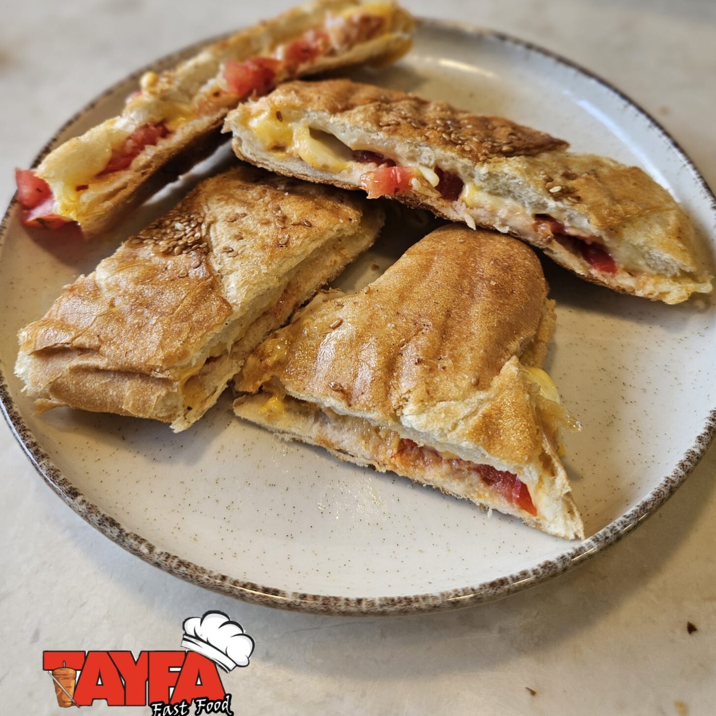 Yarım Ekmek Cheddar Peynirli ve Domatesli Tost