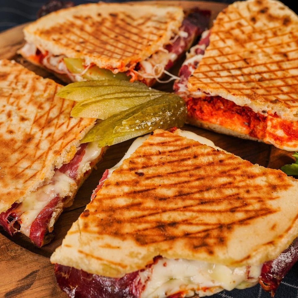 Bol Kaşarlı Bazlama Tost
