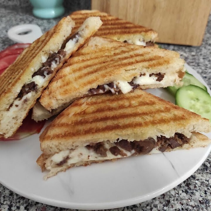 Kavurma & Kaşarlı Tost