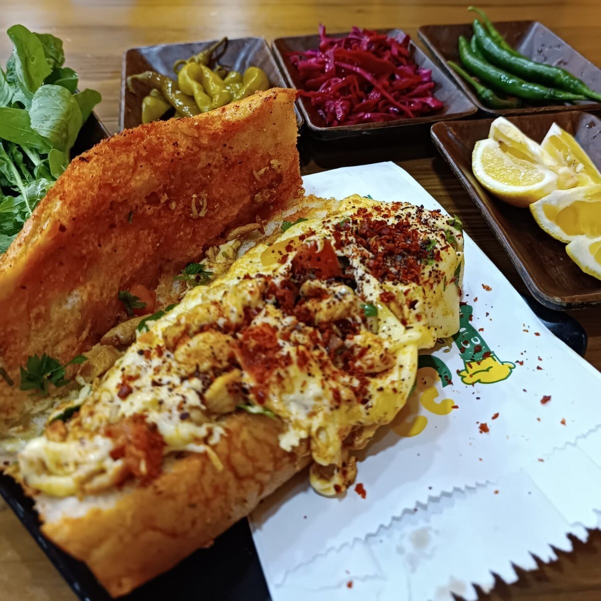 Ekmek arası Kaşarlı Tavuk Tantuni