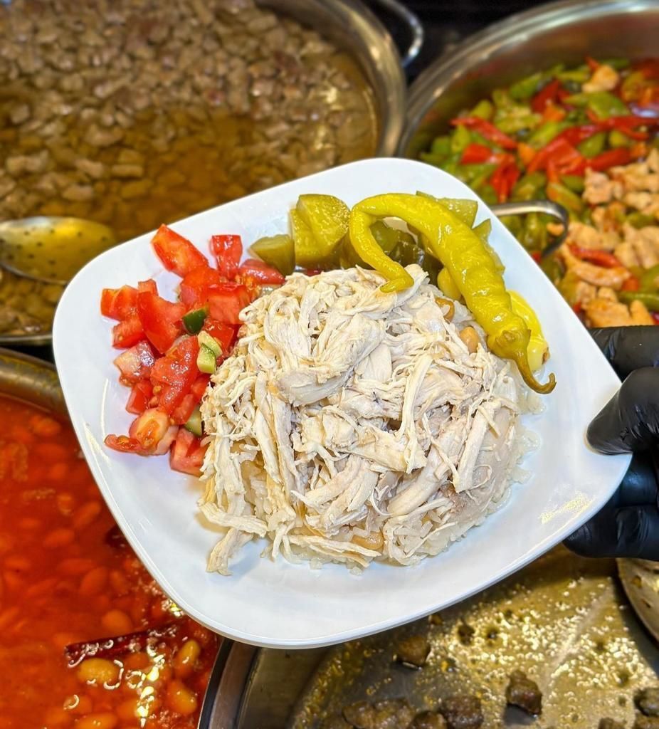Bol tavuklu Pilav (Az Porsiyon ) Karışık ve Biber turşu ikramlı