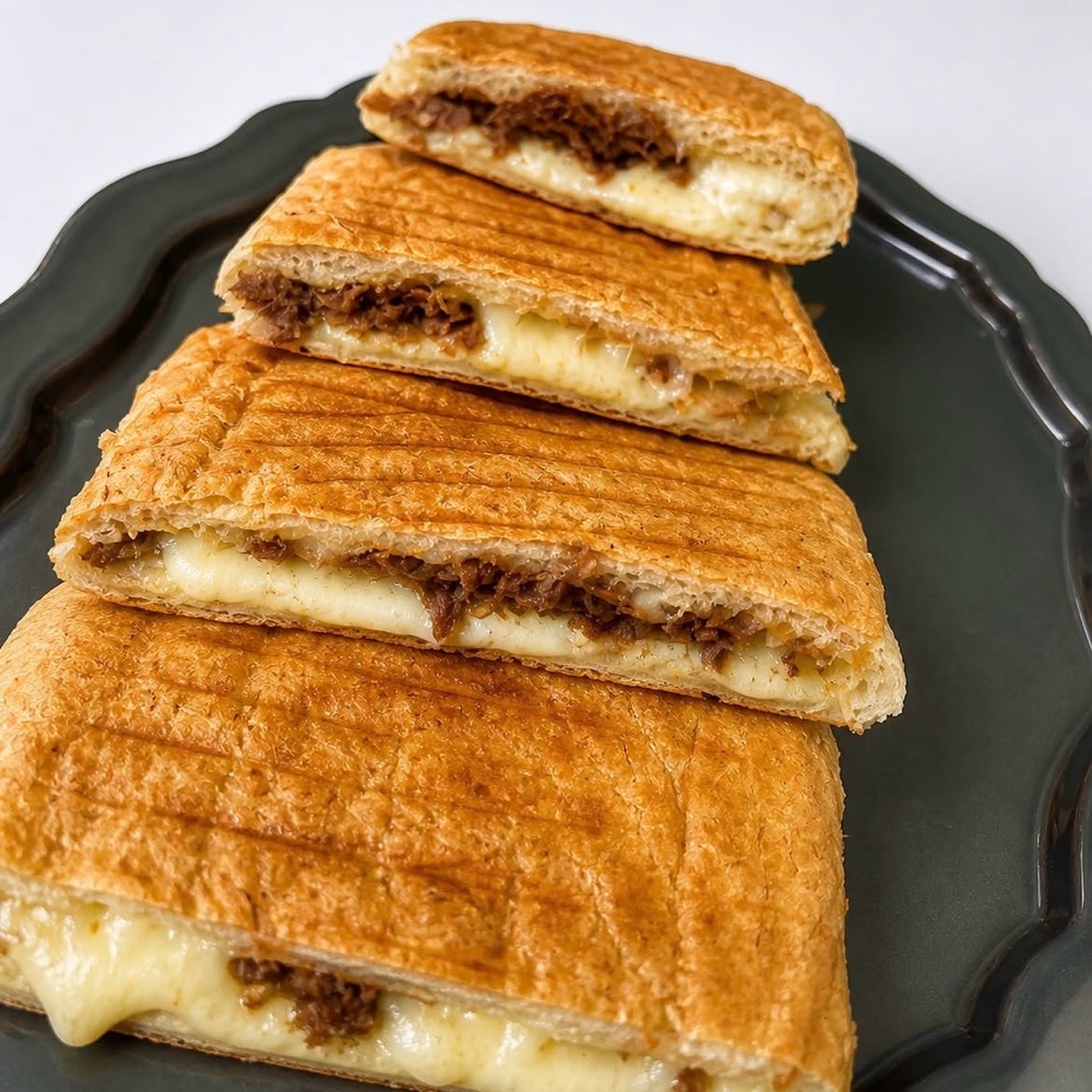 Kavurmalı Kaşarlı Tost