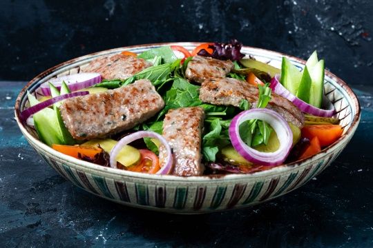 Köfteli Salata