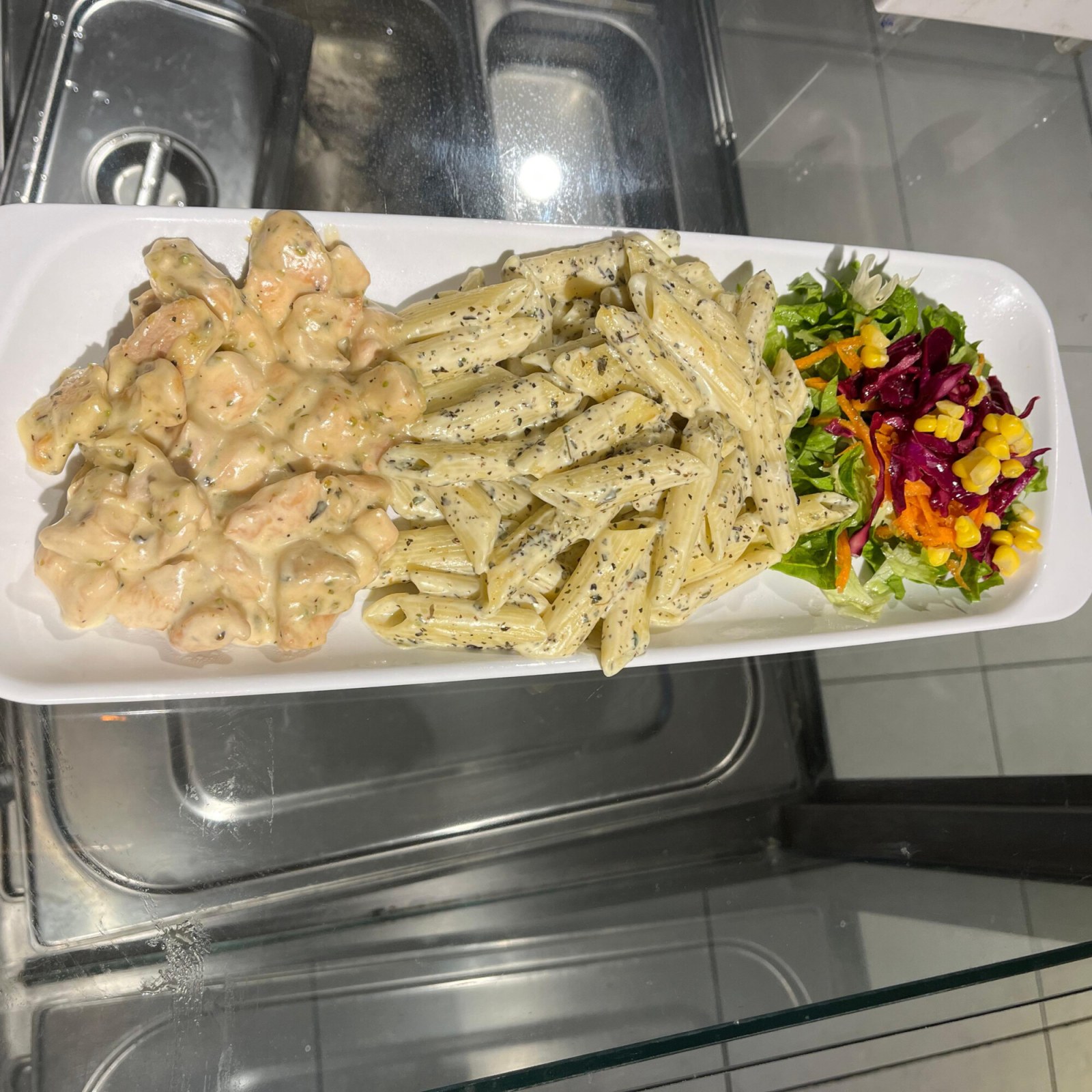 Dağ Kekikli Tavuk, Kremalı Fesleğenli Penne, Salata
