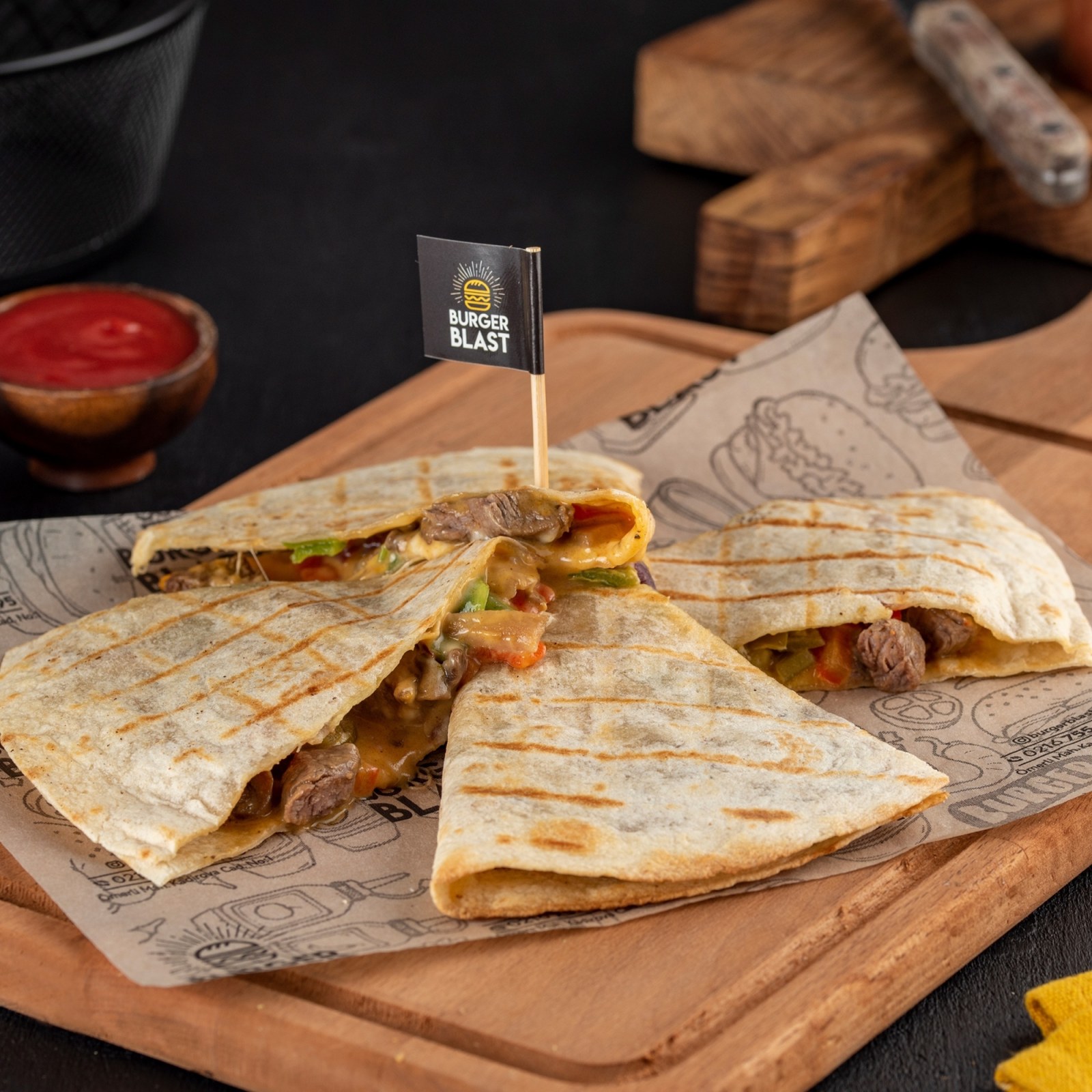 Etli Quesadilla + İçecek