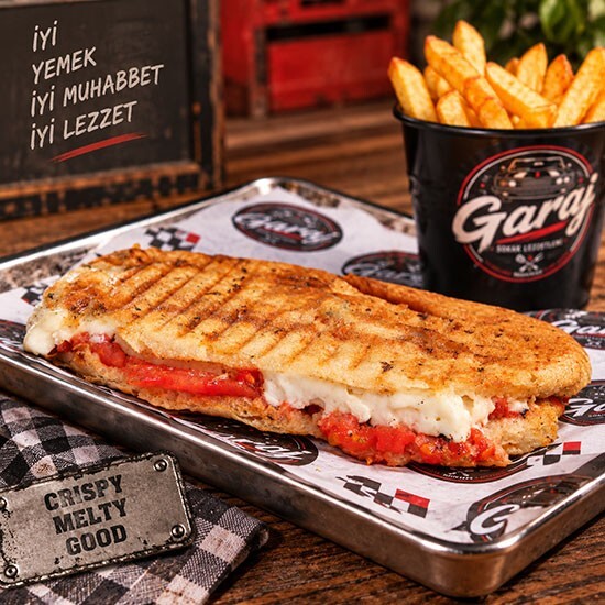 Beyaz Peynirli-Domatesli Tost Menü (Tost + Patates + İçecek)