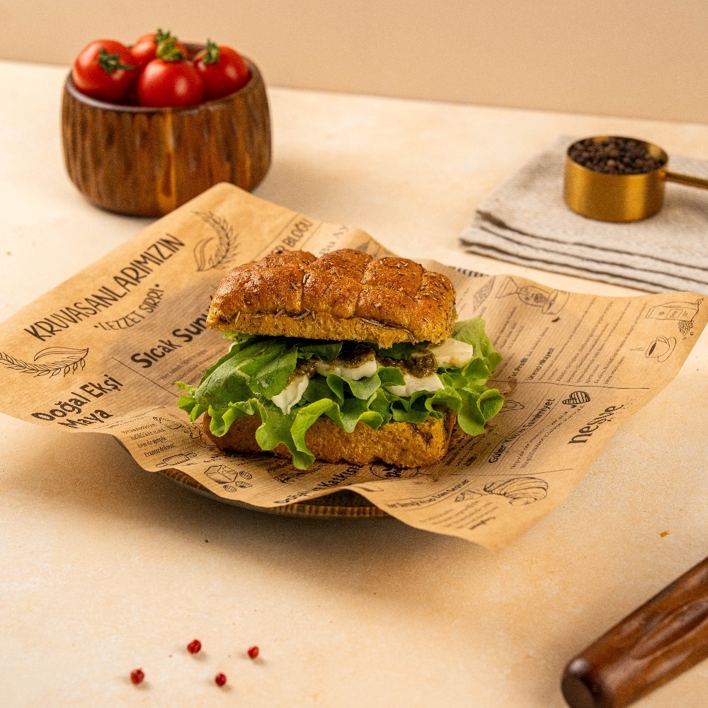 Pesto Soslu Mozzarellalı Focaccia Sandviç