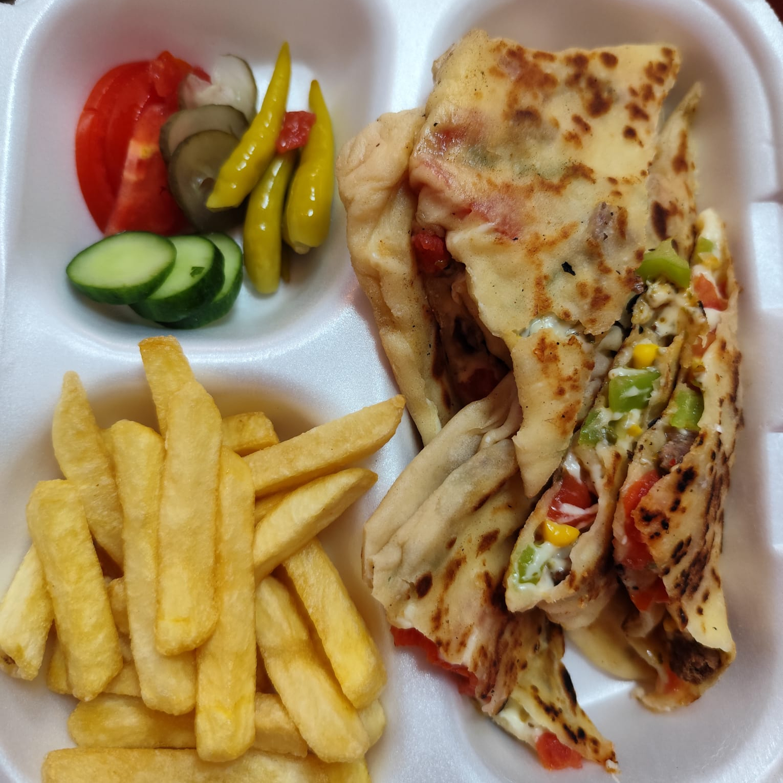 Dana Sucuklu Pizza Gözleme
