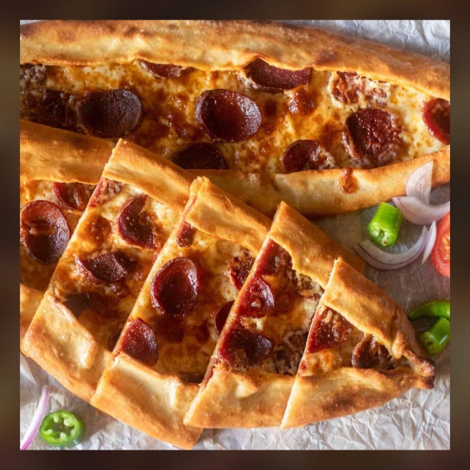 Sucuklu kaşarlı pide