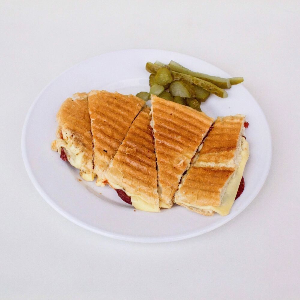 Yarım Ekmeğe Sucuklu Tost