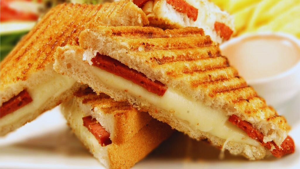 Karışık Tost kuçuk ayran ikramdir
