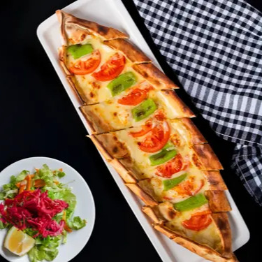 Kaşarlı Domatesli Biberli Pide
