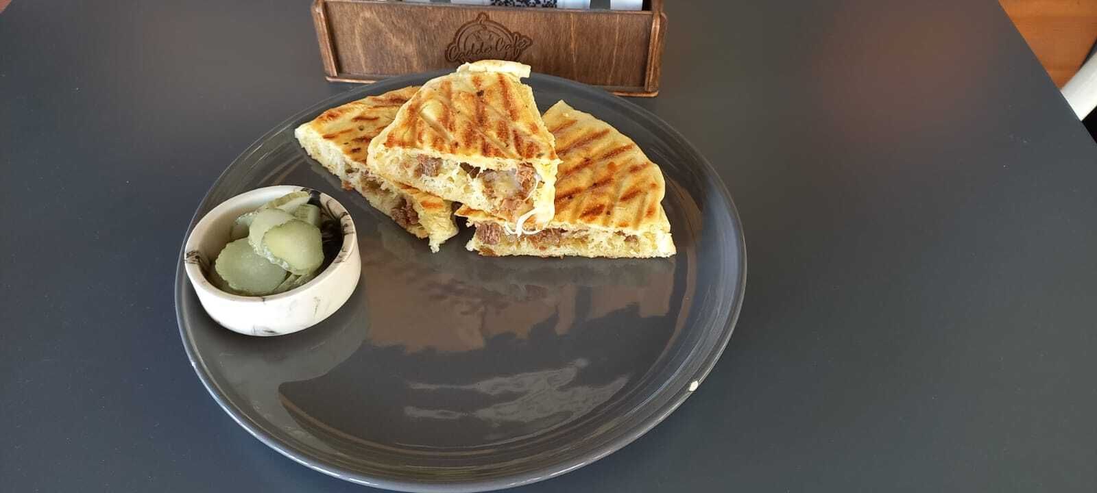 Kavurmalı Kaşarlı Bazlama