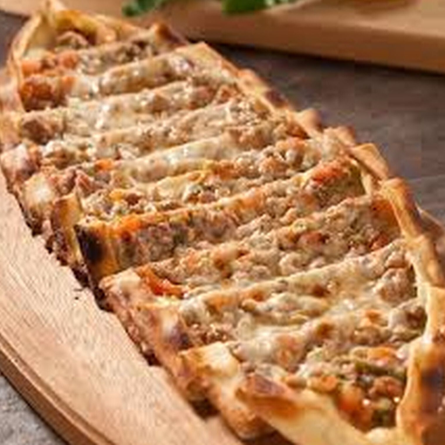 Kuşbaşılı Kaşarlı Pide