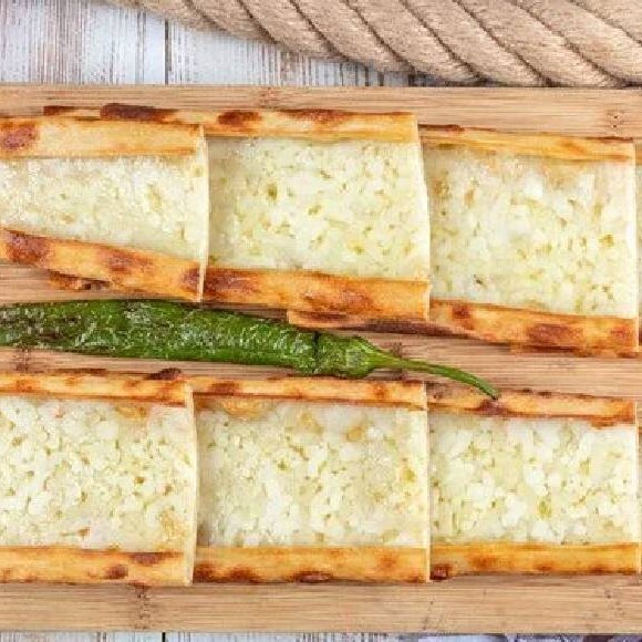 Hellim Peynirli Kavurmalı Kaşarlı Pide