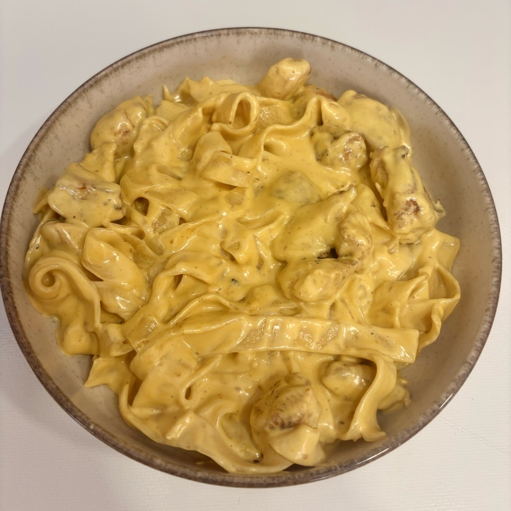 Cheddar Soslu Tavuklu Fettuccine