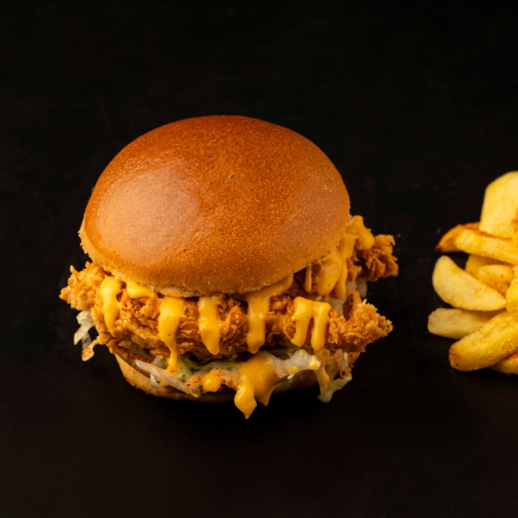 CHICKEN CHEDAR BURGER MENÜ