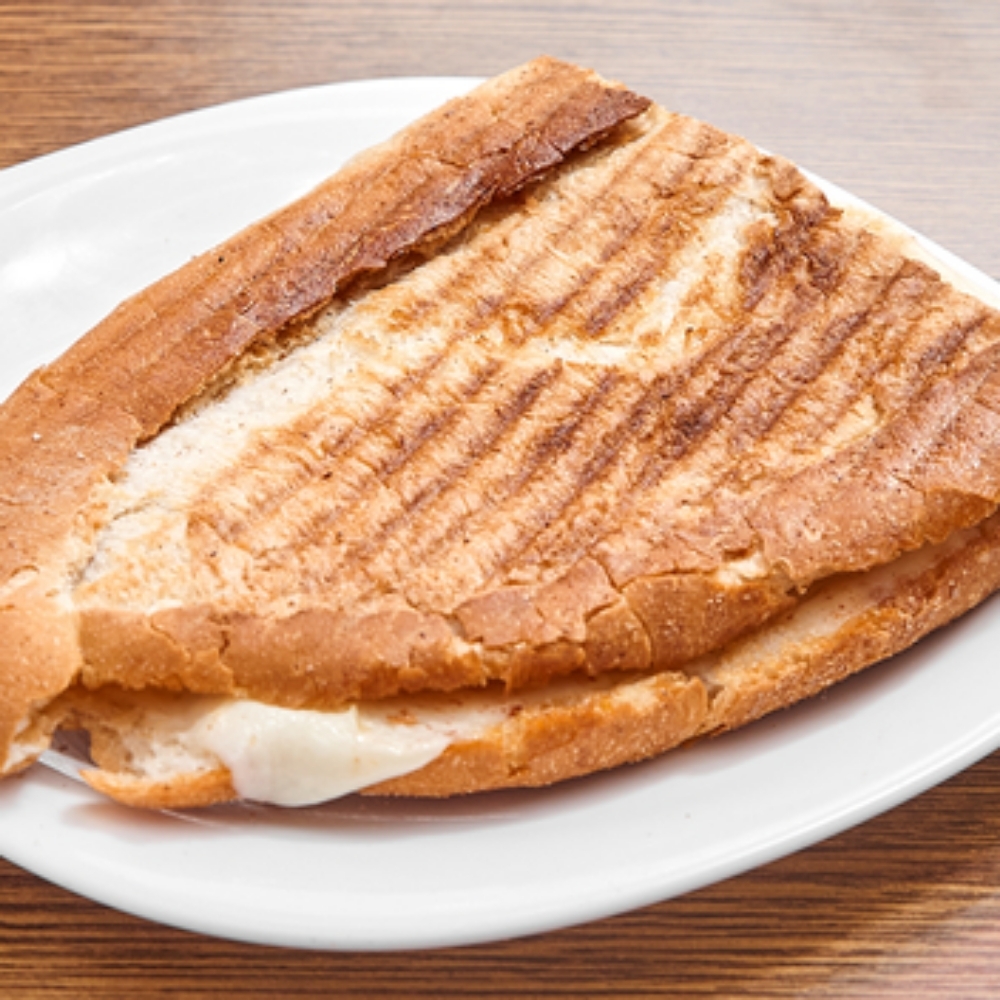 Ekmek arası Kaşarlı Tost