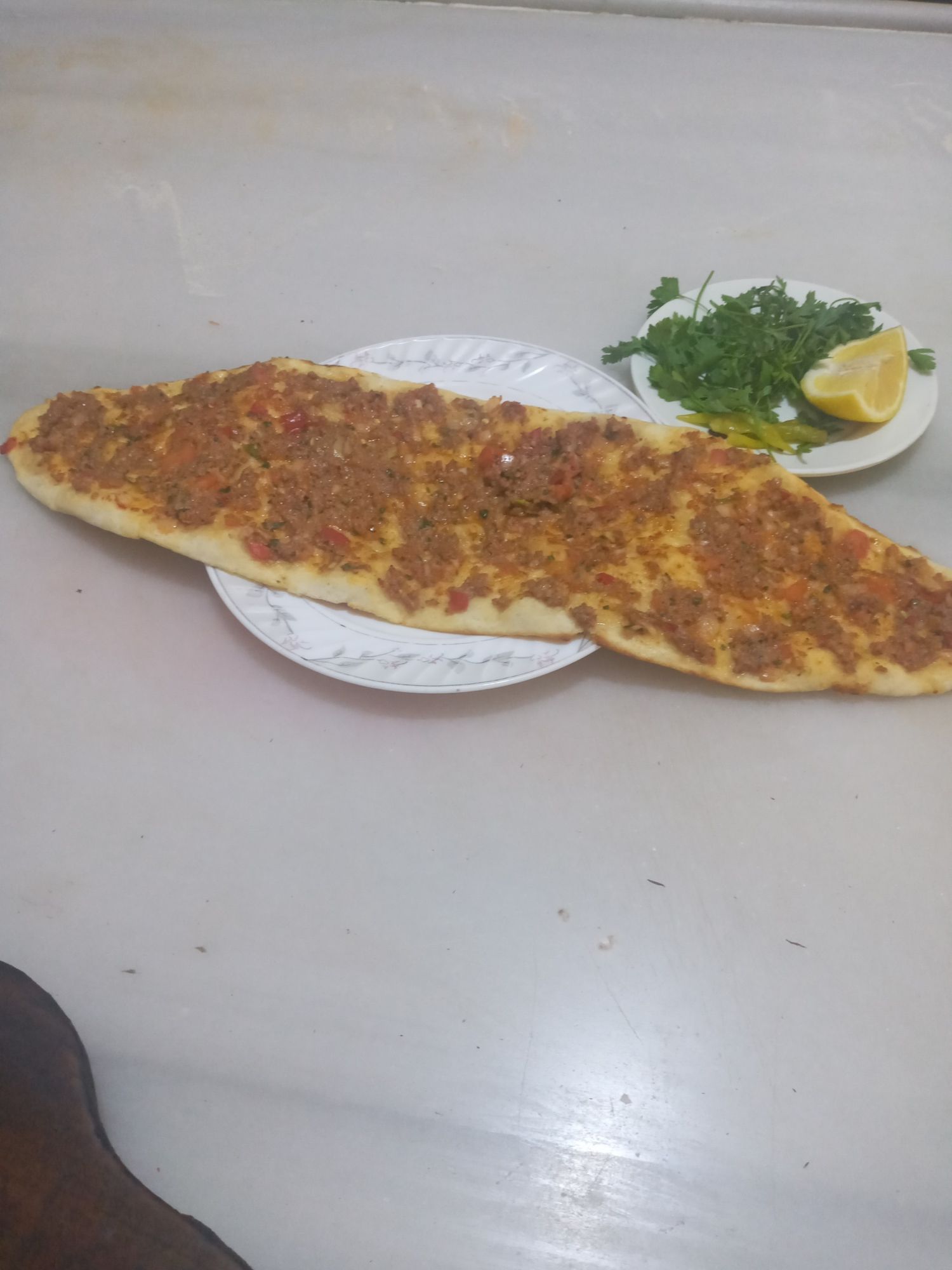 Konya Etli Ekmek MAYDANOZ LIMON VE TURSU ILE BIRLIKTE