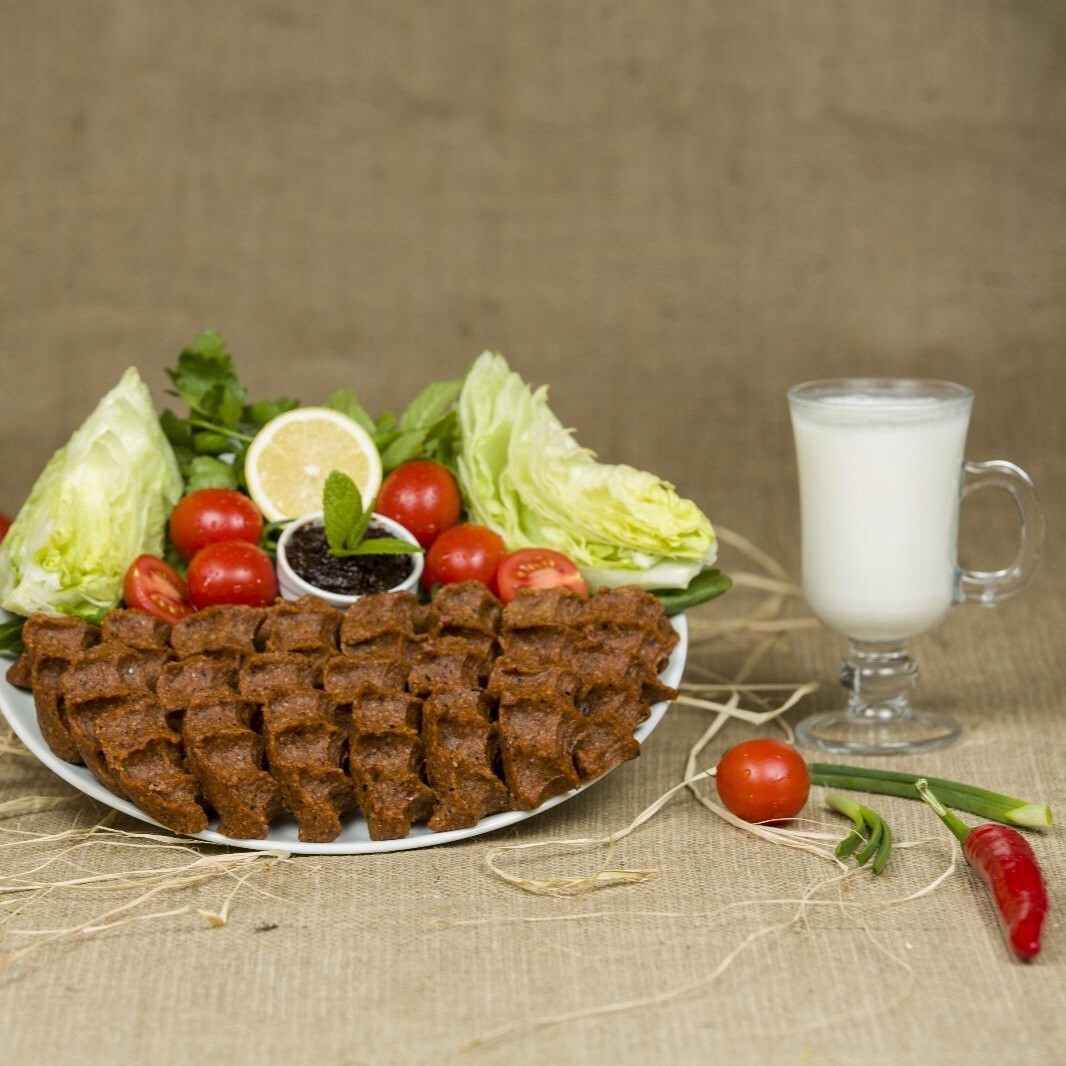 Acılı Çiğ Köfte 1 Kg + Eker 1 Litre Ayran