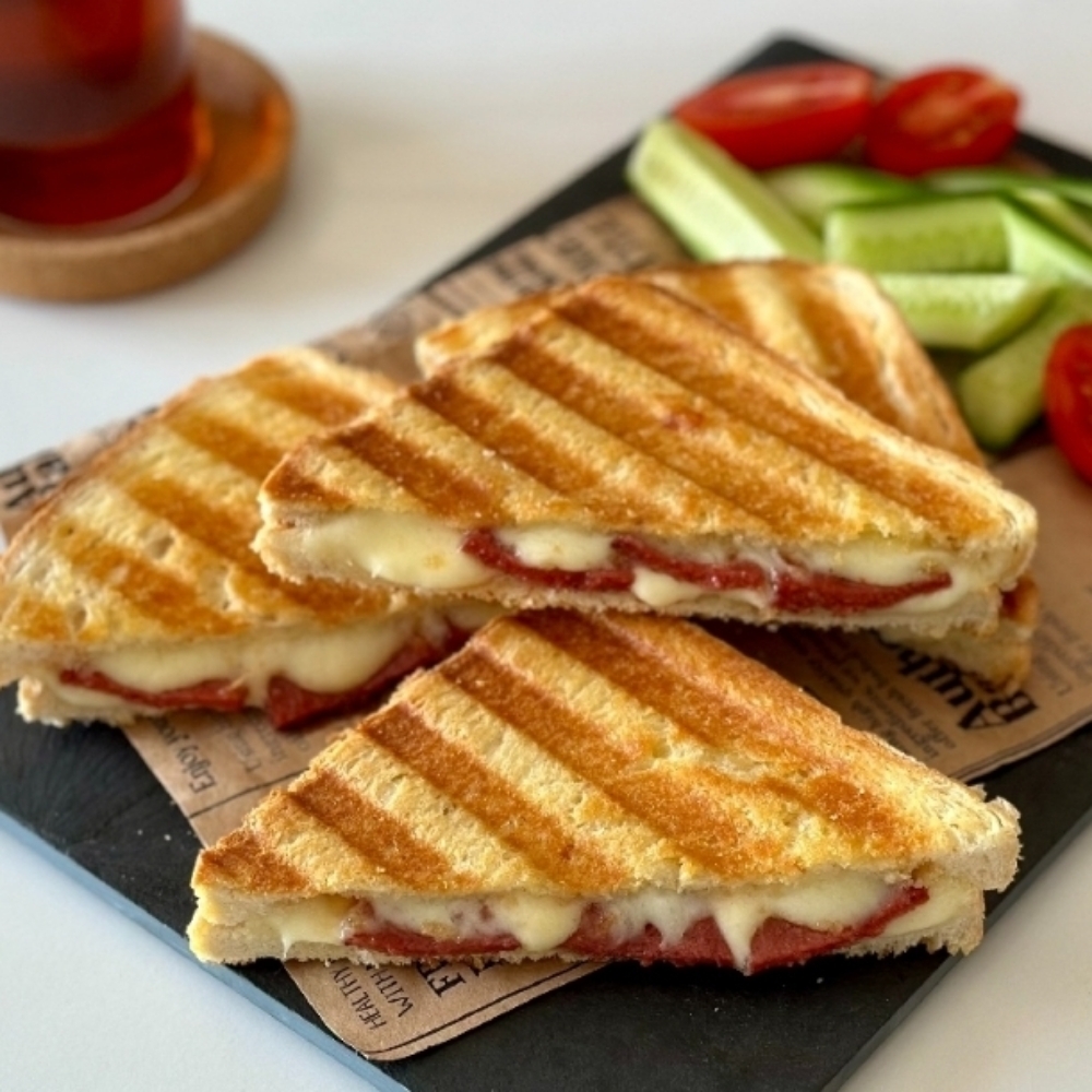 Sucuklu Kaşarlı Tost