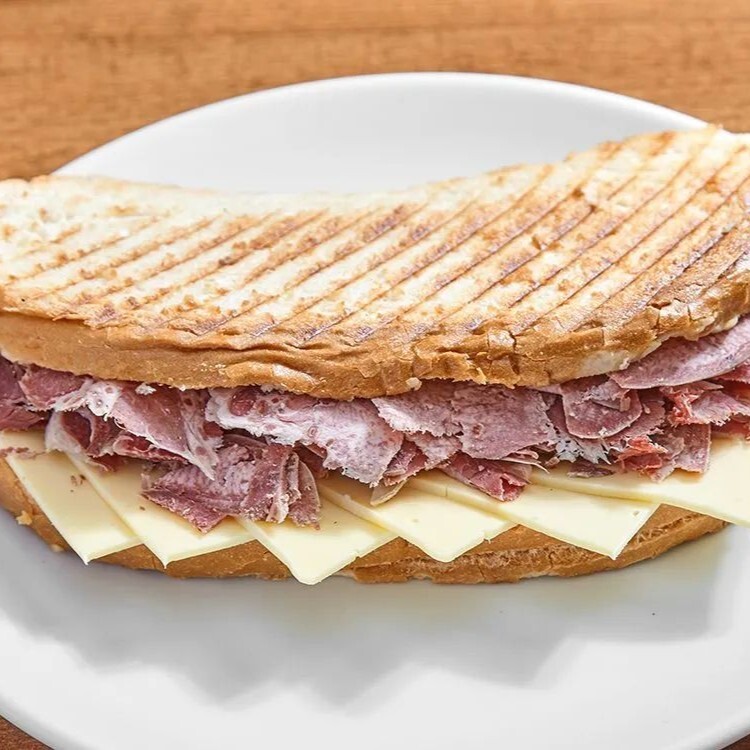 Ayvalık Ekmeğine Concept Tost