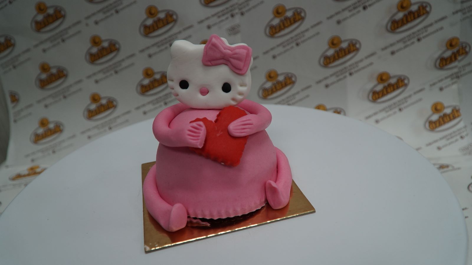 Hello Kitty Şeker Hamurlu Pasta