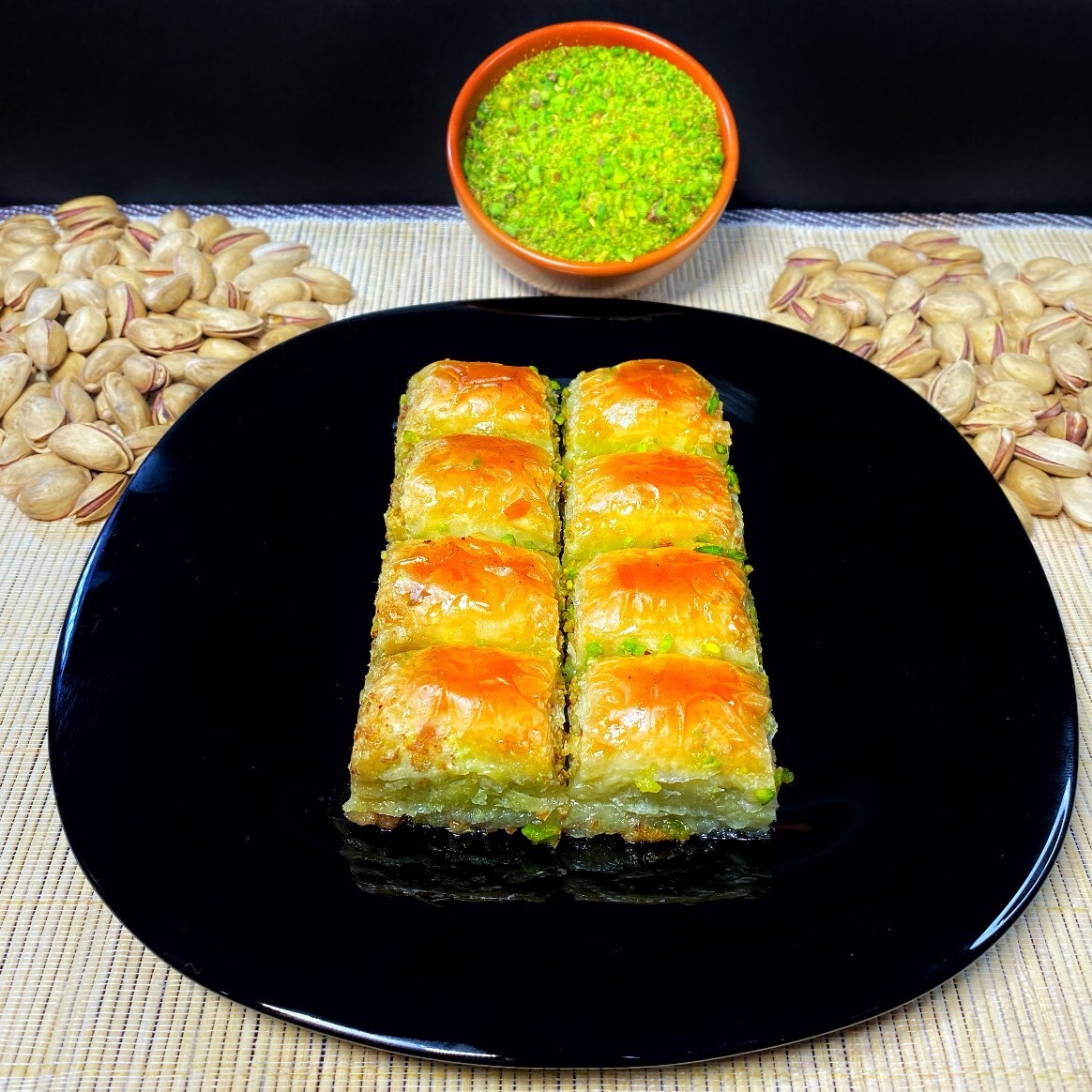 Fıstıklı Baklava (Kg) + 100 gr Dondurma